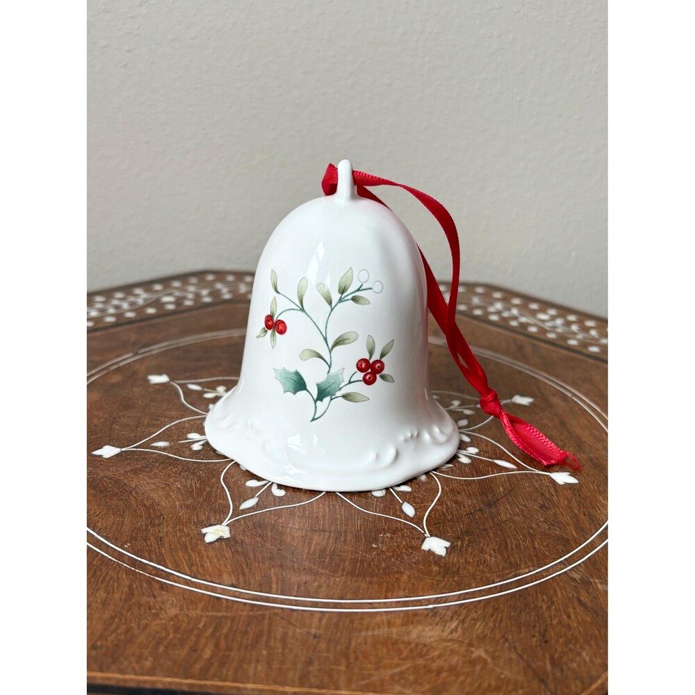 Vintage Pfaltzgraff Winterberry Bell Ornament 1992